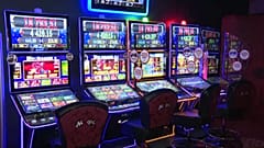 Máquinas tragaperras en sala de juego
