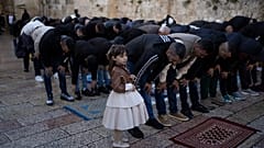 فلسطينيون يؤدون صلاة العيد خارج  المسجد الأقصى في البلدة القديمة بالقدس
