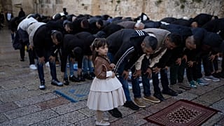فلسطينيون يؤدون صلاة العيد خارج  المسجد الأقصى في البلدة القديمة بالقدس