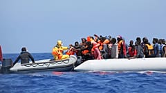Операция по спасению нелегальных мигрантов, плывущих в Европу на перегруженной лодке