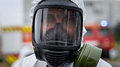 Ein ukrainischer Notfallhelfer in einem Strahlenschutzanzug nimmt an einer Schulung in Saporischschja (Ukraine) teil, Donnerstag, 29. Juni 2023