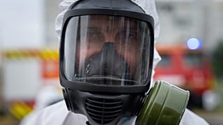Un secouriste ukrainien portant une combinaison de protection contre les radiations participe à une formation à Zaporijjia, Ukraine, le jeudi 29 juin 2023.