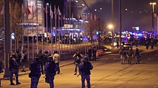 Az orosz nemzeti gárda katonái március 22-én a Crocus City Hall előtt