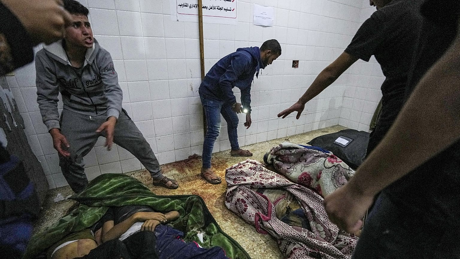 İsrail'in Gazze Şeridi'ne yönelik bombardımanında hayatını kaybedenlerin cenazeleri Gazze Şeridi, Deyr el Balah'taki El Aksa Hastanesi'ne getiriliyor, 9 Nisan 2024.