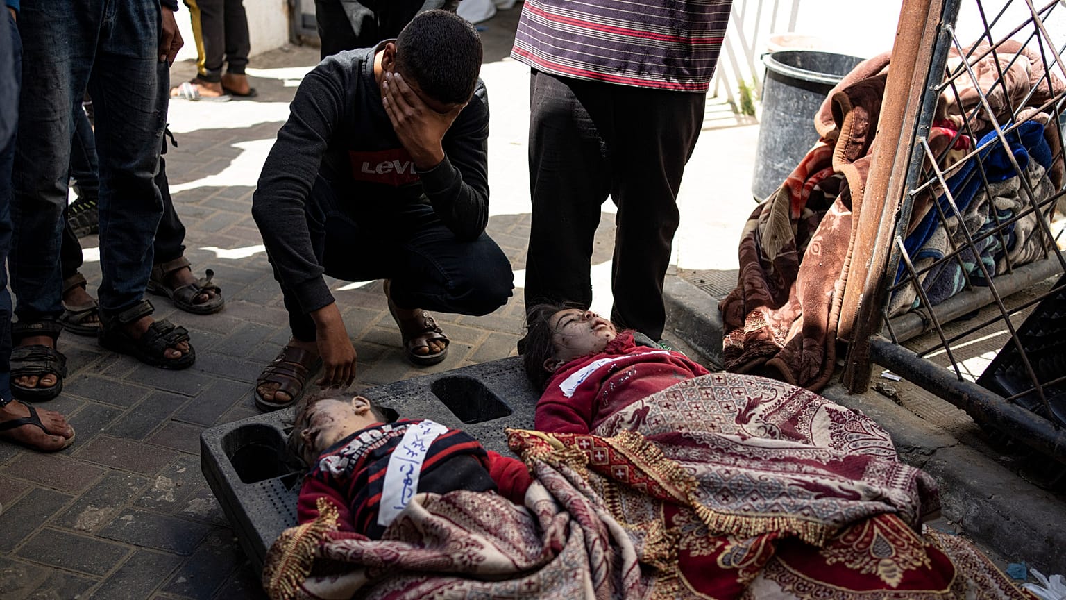 Palestinianos choram os familiares mortos nos bombardeamentos israelitas na Faixa de Gaza na morgue de um hospital em Rafah, quarta-feira, 20 de março de 2024.