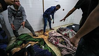 Los cadáveres de personas muertas en el bombardeo israelí de la Franja de Gaza son llevados al Hospital al Aqsa en Deir al Balah, Franja de Gaza, el martes 9 de abril de 2024