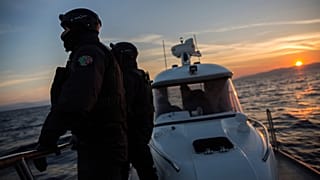 Un barco busca a inmigrantes perdidos en el mar.