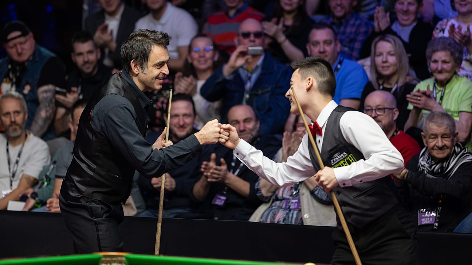 Az angol Ronnie O'Sullivan hétszeres világbajnok és Révész Bulcsú (jobbra) az OMV VI. Magyar Snooker Gálán a Gerevich Aladár Nemzeti Sportcsarnokban 2023. március 4-én.