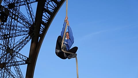 Extremsportlerin Anouk Garnier kletterte an einem Tau 110 Meter bis zur zweiten Etage des Eiffelturms hinauf.