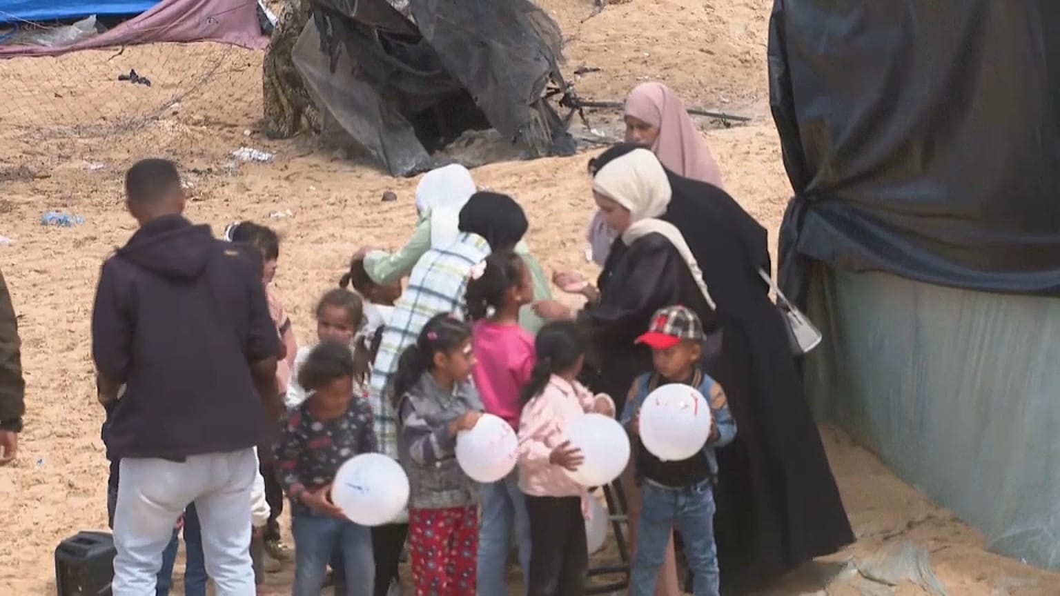 العيد في مخيم المواصي
