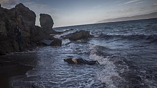 El cuerpo sin vida de una mujer no identificada aparece en la costa del pueblo de Skala, en la isla griega de Lesbos, el domingo 1 de noviembre de 2015.