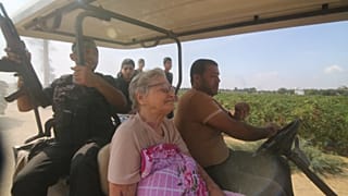 مسلحون من حماس ينقلون يافا أدار، 85 عامًا، إلى غزة بعد اختطافها من منزلها في نير أوز