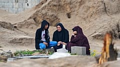 فلسطينيون أمام قبور أحبائهم في غزة