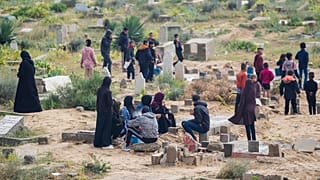 فلسطينيون في دير البلح يزورون في أول أيام عيد الفطر قبور أقاربهم الذين قتلتهم إسرائيل
