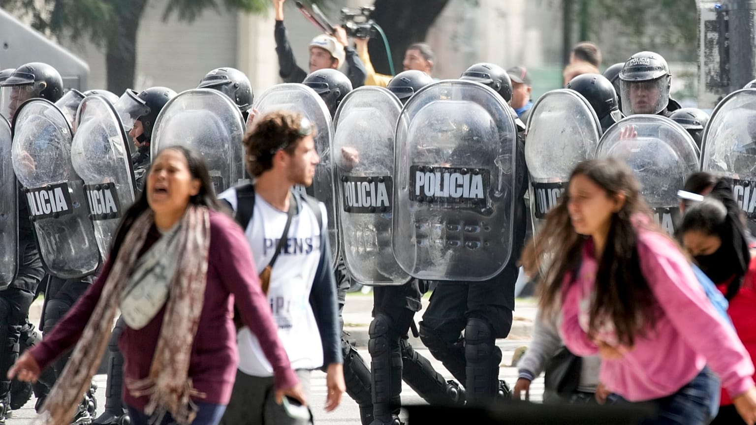 Die Polizei ging mit Wasserwerfern und Pfeffergas gegen die Demonstranten vor.