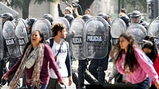 Fotografía de policía argentina en una manifestación