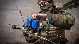Ukrán katona drónt készít elő