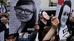 Pessoas protestam contra a lei restritiva do aborto na Polónia, em Varsóvia, Polónia, em junho de 2023.