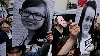 Persone protestano contro la legge restrittiva sull'aborto a Varsavia, Polonia, giugno 2023.