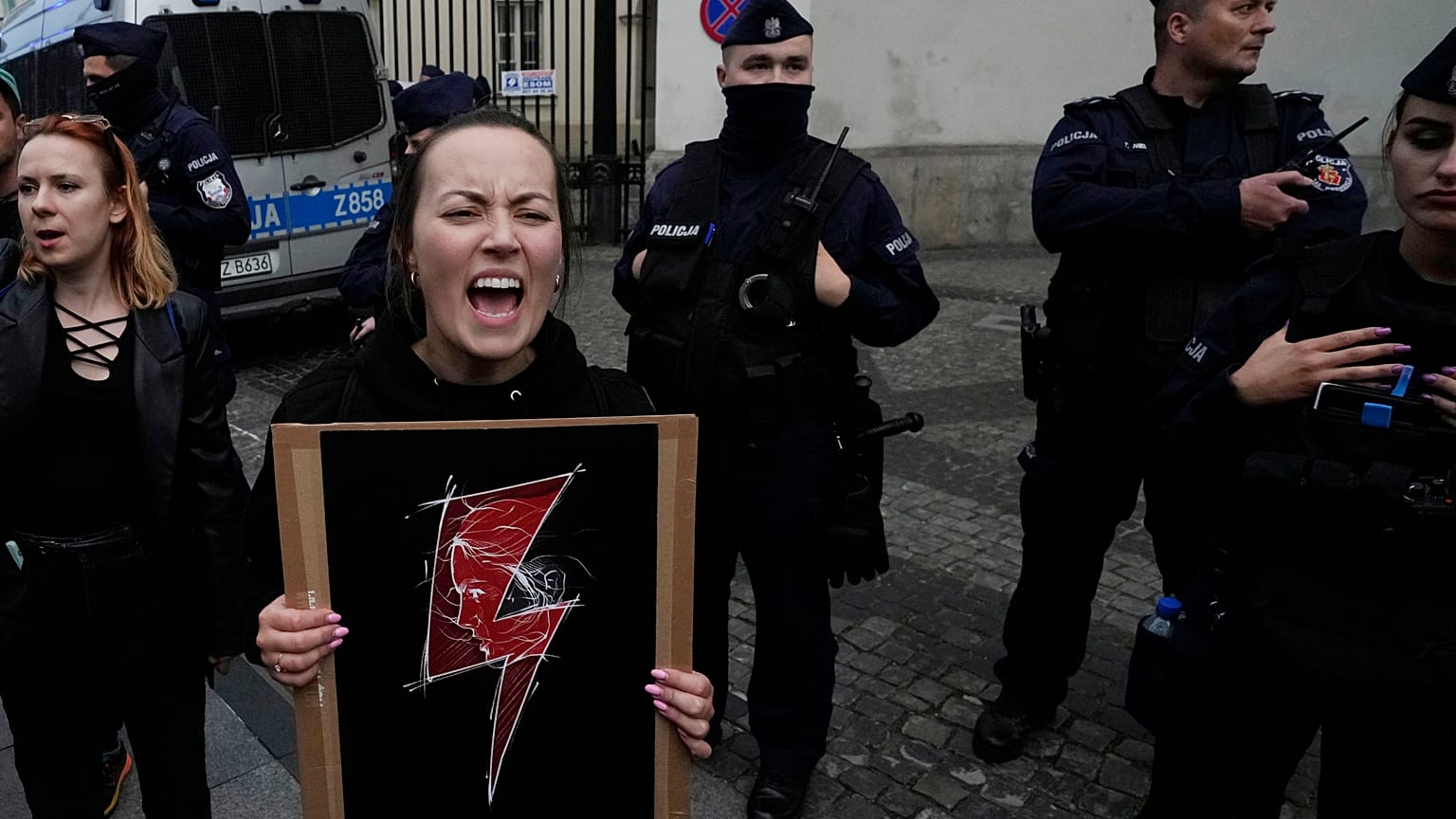 Archivo: Protesta contra la restrictiva ley de aborto de Polonia, en Varsovia, el 14 de junio de 2023.