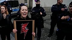 Archivo: Protesta contra la restrictiva ley de aborto de Polonia, en Varsovia, el 14 de junio de 2023.