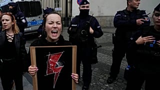 Archivo: Protesta contra la restrictiva ley de aborto de Polonia, en Varsovia, el 14 de junio de 2023.