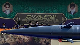 ابراهیم رئیسی در کنار سردار حاجی‌زاده در مراسم رژه سالانه در سپتامبر ۲۰۲۲