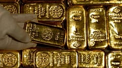 Empleados de la casa de oro ProAurum preparan lingotes de oro de 0,5 Kg de 999,9 de pureza en la sala de cajas de seguridad en Múnich, Alemania, el jueves 13 de diciembre de 2018. 