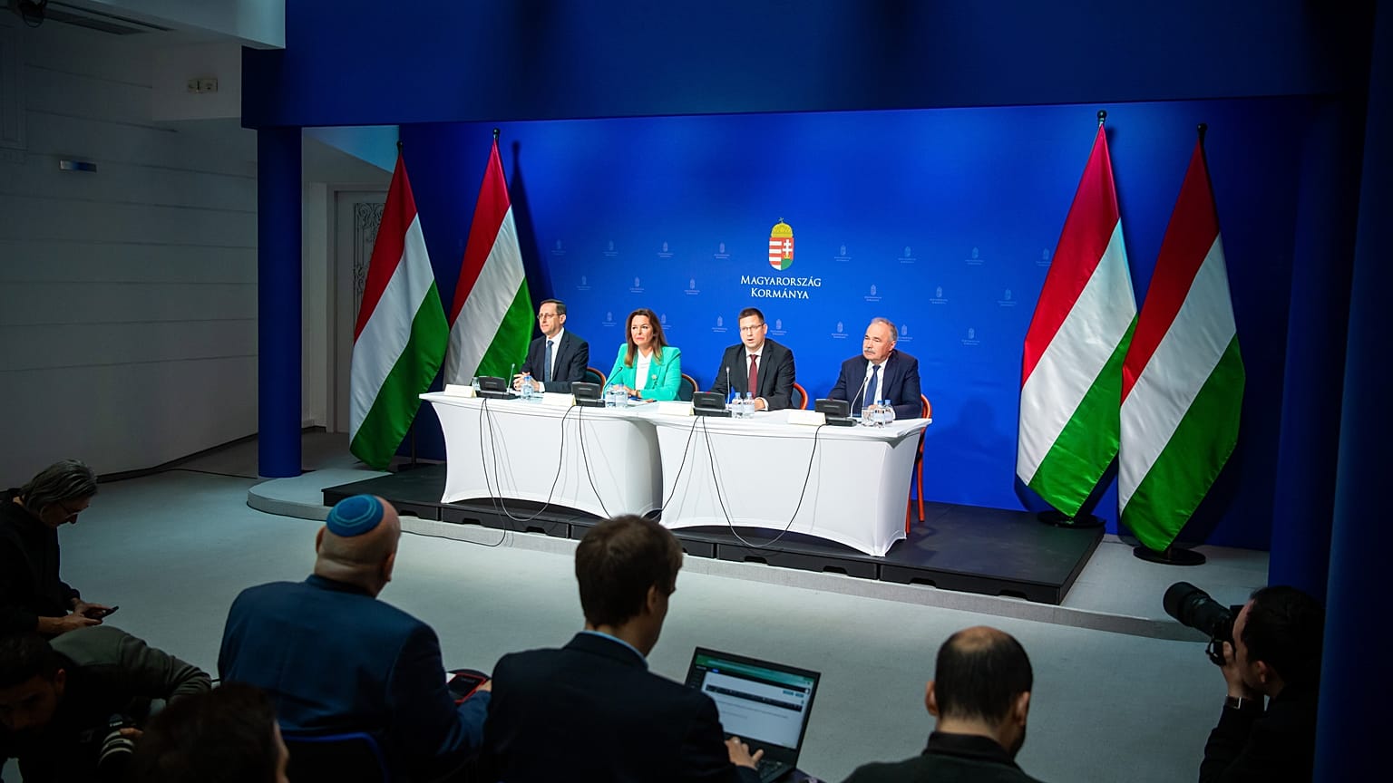 Gulyás Gergely Miniszterelnökséget vezető miniszter (j2) , Vitályos Eszter kormányszóvivő (b2), Varga Mihály pénzügyminiszter (b) és Nagy István agrárminiszter 