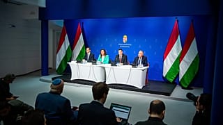 Gulyás Gergely Miniszterelnökséget vezető miniszter (j2) , Vitályos Eszter kormányszóvivő (b2), Varga Mihály pénzügyminiszter (b) és Nagy István agrárminiszter 