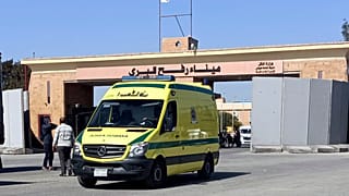 سيارة إسعاف تقل عمال إغاثة تدخل من معبر رفح إلى قطاع غزة