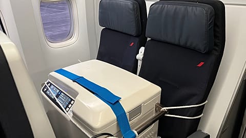 A photo of the perfusion device containing a donor heart during a flight from the French West Indies to Paris.