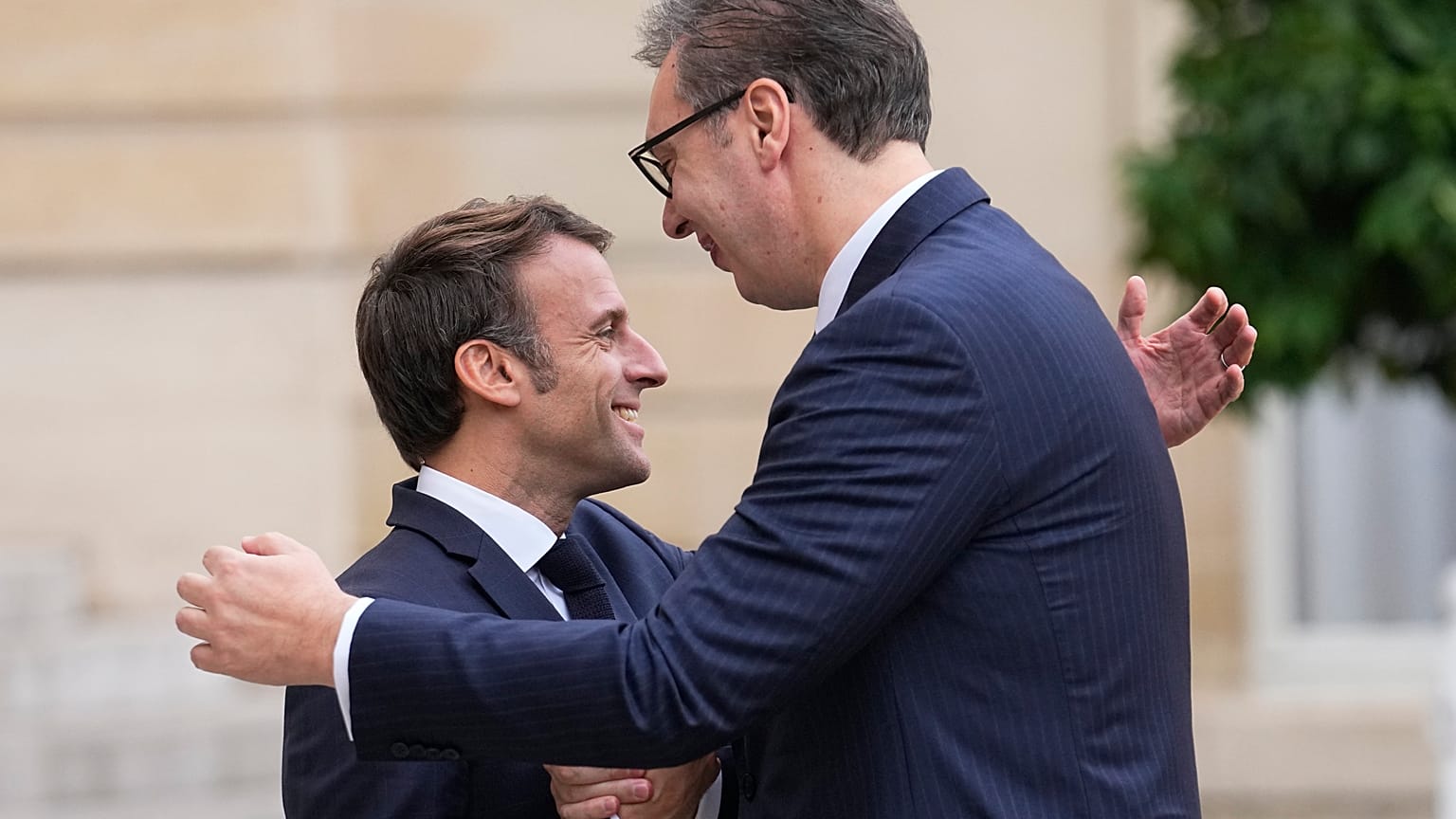 Der französische Präsident Emmanuel Macron, links, begrüßt den serbischen Präsidenten Aleksandar Vucic vor ihren Gesprächen am 10. November 2022, im Elysee-Palast in Paris.