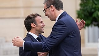 Der französische Präsident Emmanuel Macron, links, begrüßt den serbischen Präsidenten Aleksandar Vucic vor ihren Gesprächen am 10. November 2022, im Elysee-Palast in Paris.