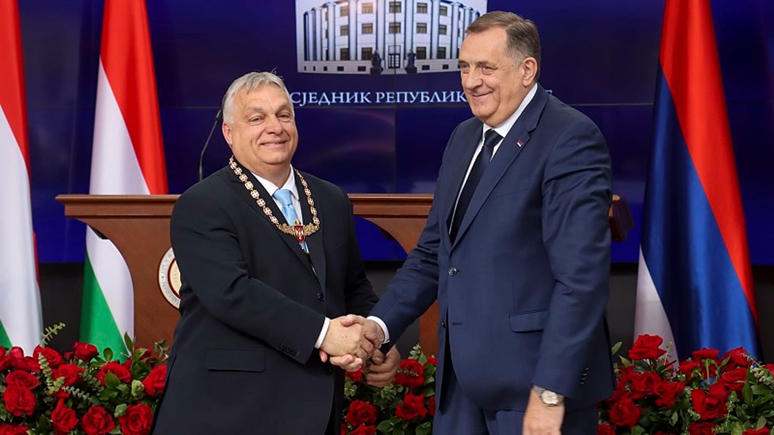 El Primer Ministro de Hungría, Viktor Orban, recibe la Orden de la República Srpska de manos del líder serbio de Bosnia, Milorad Dodik, durante su visita a Bania Luka