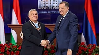 El Primer Ministro de Hungría, Viktor Orban, recibe la Orden de la República Srpska de manos del líder serbio de Bosnia, Milorad Dodik, durante su visita a Bania Luka