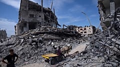 فلسطينيون يعودون إلى بيوتهم المدمرة في خان يونس