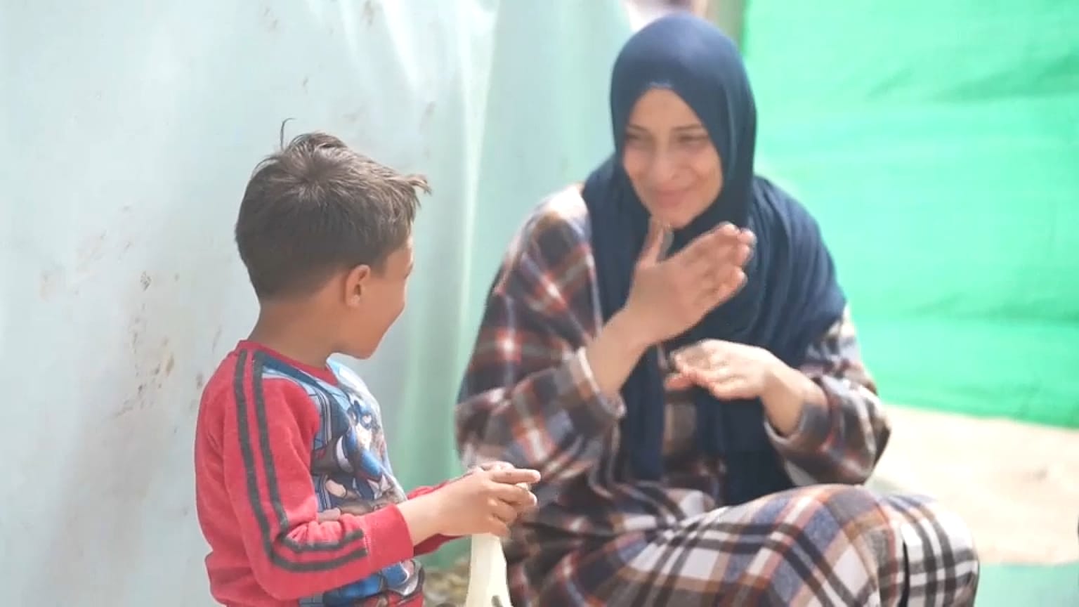 إيمان المشتهي مع ابنها