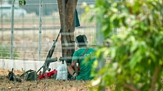 Myanmar ordusu, silahlı muhaliflerle girilen çatışmada Tayland sınırındaki Myawaddy kentinden çekildi