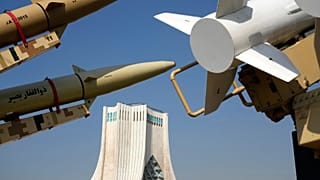 موشک‌های ساخت ایران در مقابل بنای یادبود آزادی در راهپیمایی سالانه انقلاب اسلامی ایران، ۱۱ فوریه ۲۰۲۴