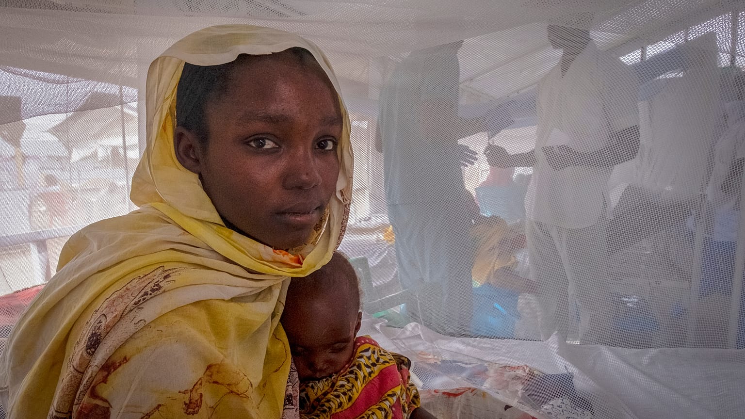 أطفال سودانيون يعانون من سوء التغذية يتم علاجهم في عيادة تابعة لمنظمة أطباء بلا حدود في مخيم ميتشي، تشاد، بالقرب من الحدود السودانية، الأحد 7 أبريل 2024.