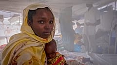 أطفال سودانيون يعانون من سوء التغذية يتم علاجهم في عيادة تابعة لمنظمة أطباء بلا حدود في مخيم ميتشي، تشاد، بالقرب من الحدود السودانية، الأحد 7 أبريل 2024.