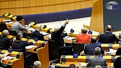 Голосование в Европарламенте по принятию Пакта о миграции и убежище
