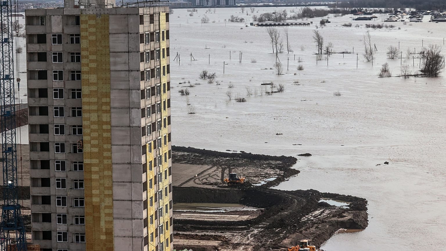 Уровень воды в Урале продолжает подниматься.