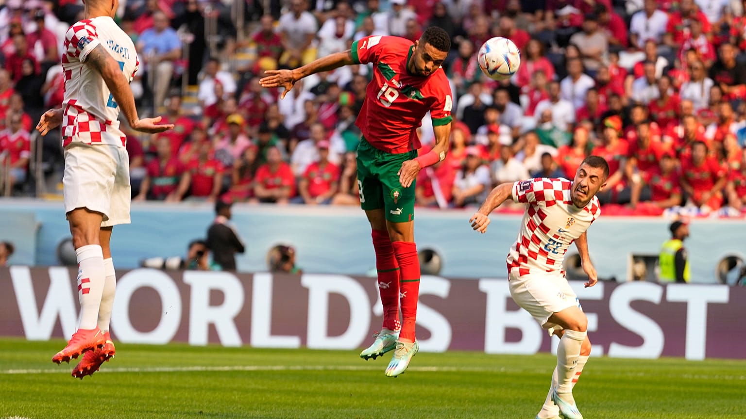 المغربي عبد الرزاق حمدالله يسدد الكرة برأسه نحو المرمى خلال مباراة كأس العالم لكرة القدم أمام وكرواتيا في قطر. 2022/11/23