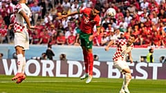 المغربي عبد الرزاق حمدالله يسدد الكرة برأسه نحو المرمى خلال مباراة كأس العالم لكرة القدم أمام وكرواتيا في قطر. 2022/11/23