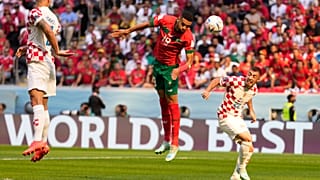 المغربي عبد الرزاق حمدالله يسدد الكرة برأسه نحو المرمى خلال مباراة كأس العالم لكرة القدم أمام وكرواتيا في قطر. 2022/11/23