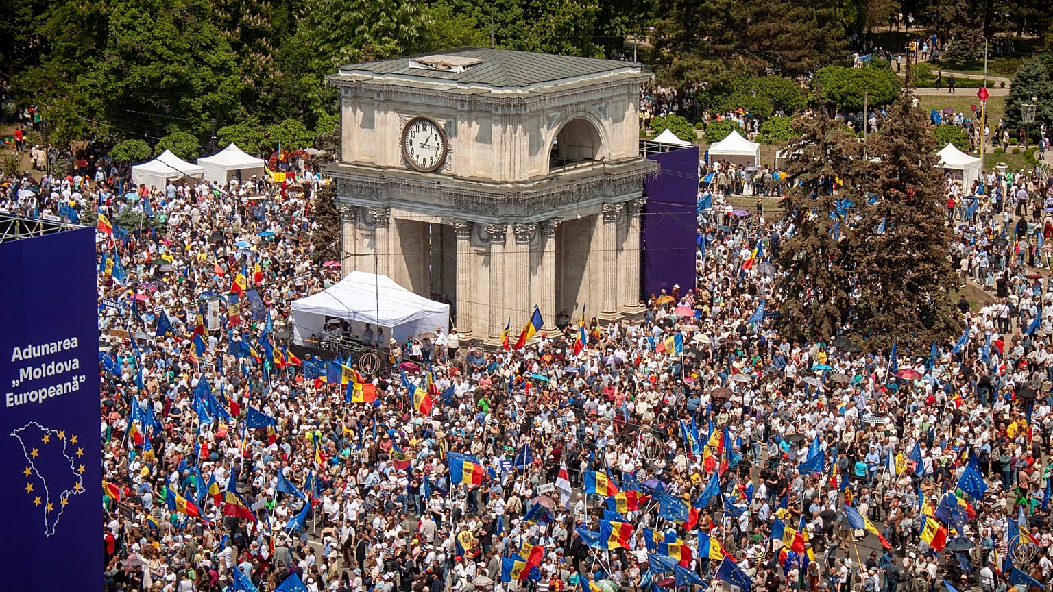 Personas con banderas de la Unión Europea y Moldavia llenan la Gran Plaza de la Asamblea Nacional en Chisinau, Moldavia