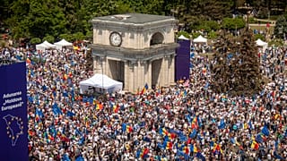 Bandiere dell'Unione Europea e della Moldavia riempiono la piazza della Grande Assemblea Nazionale a Chisinau, in Moldavia (21 maggio 2023)