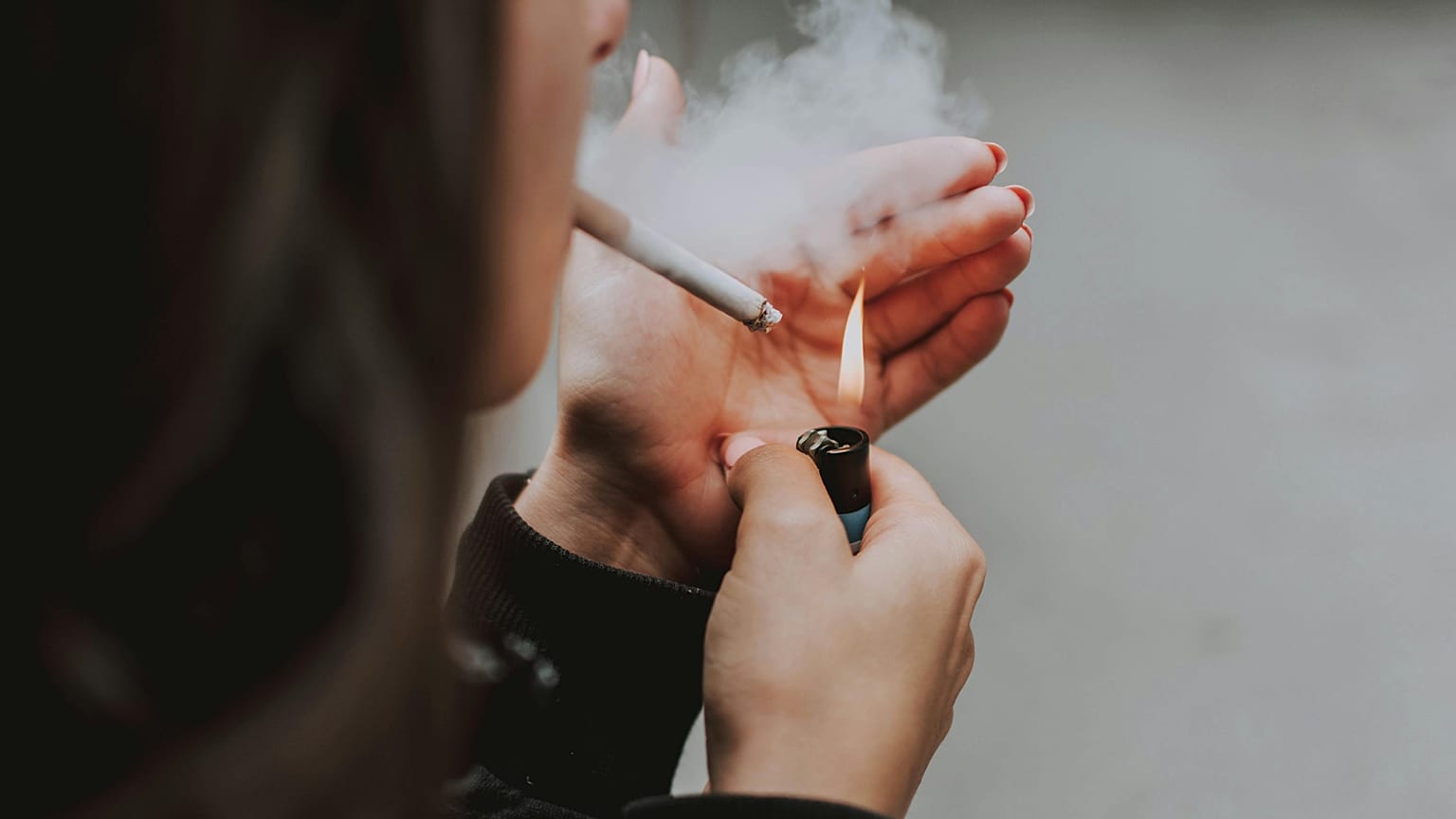 Una mujer fuma.